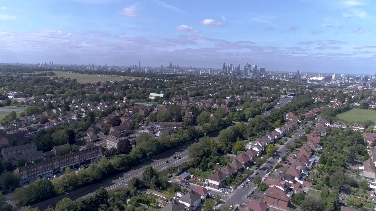 교외 위의 런던 스카이라인의 공중 풀백 샷