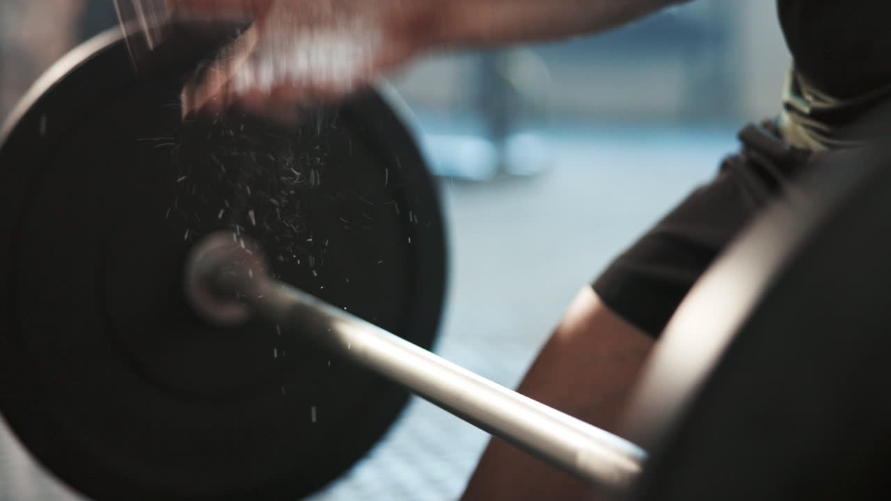 체육관 운동을 위한 사람, 바벨 및 파우더 손