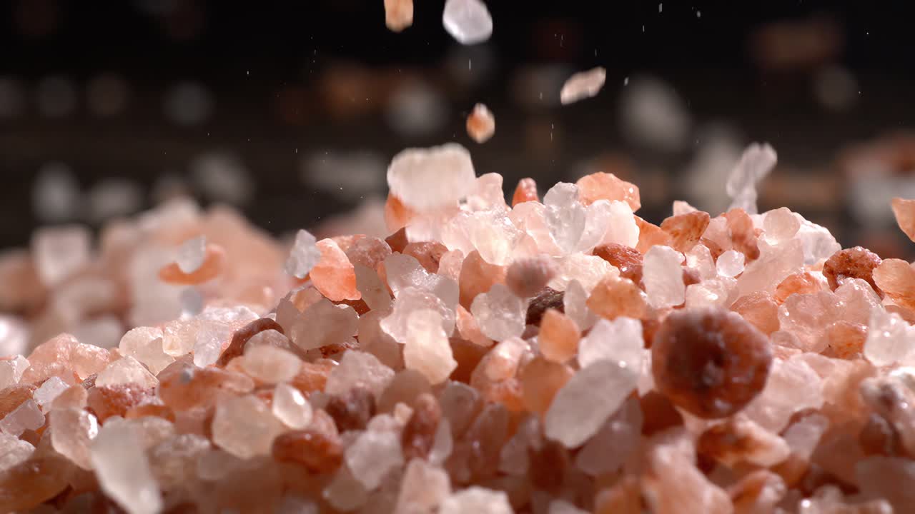 Sale rosa dell'Himalaya al rallentatore, condimento minerale naturale per cucina salutare e idee spa. Super slow motion 1500 fps