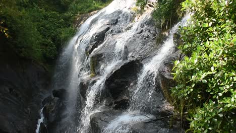hermosa cascada de sri lanka llamada rukmal falls en la provincia de sabaragamuwa