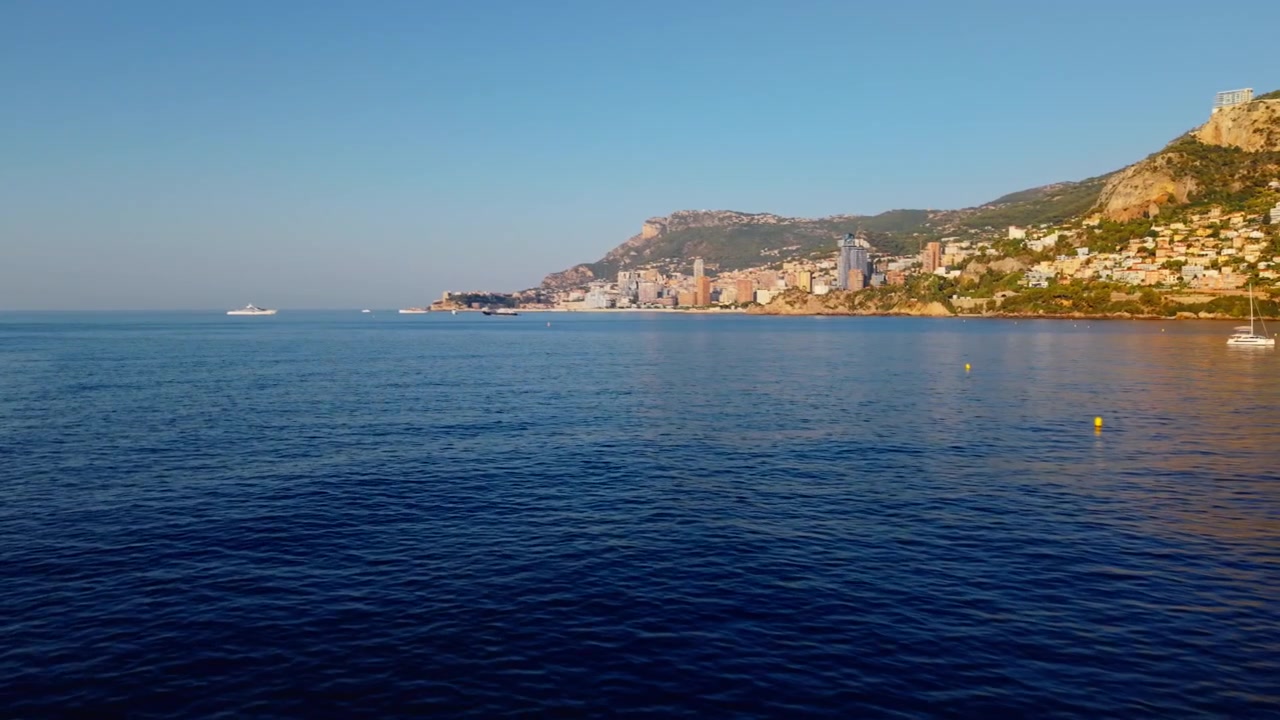 Ampia vista aerea della costa di Montecarlo con paesaggio urbano e mare calmo al tramonto