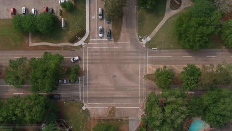 Vista-De-Pájaro-De-Los-Coches-En-La-Intersección-De-La-Calle