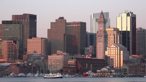 Horizonte-Del-Centro-De-Boston,-Massachusetts-Con-Taxi-Acuático-Al-Atardecer-O-Al-Amanecer.