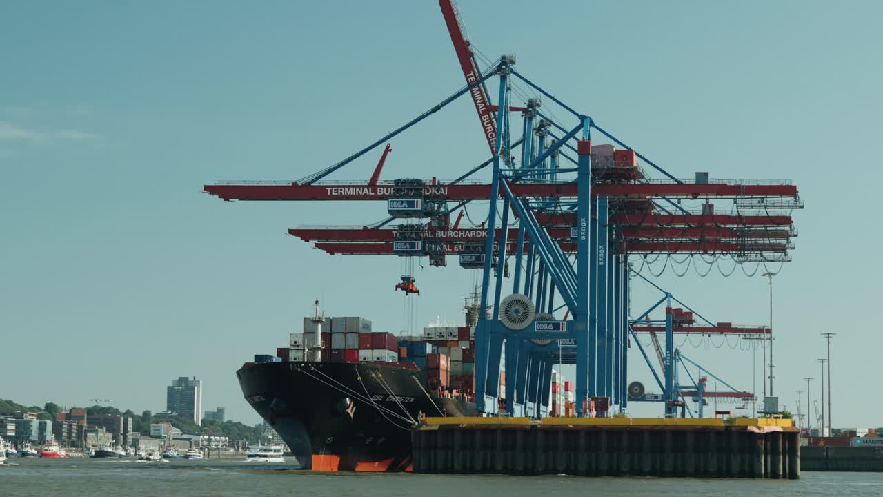 contenedor masivo siendo descargado en el puerto de hamburguesas