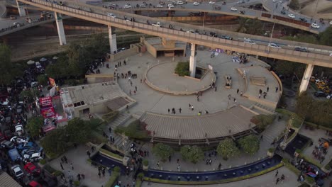 vista aérea del paso elevado de jinnah sobre el parque rotativo de alimentos en karachi