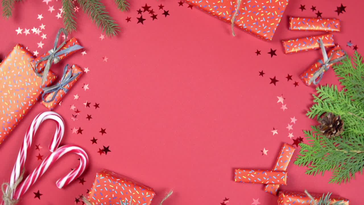 fondo de navidad rotación de 360 grados. ramas de abeto, caja de regalos y estrella de confeti girando sobre fondo rojo