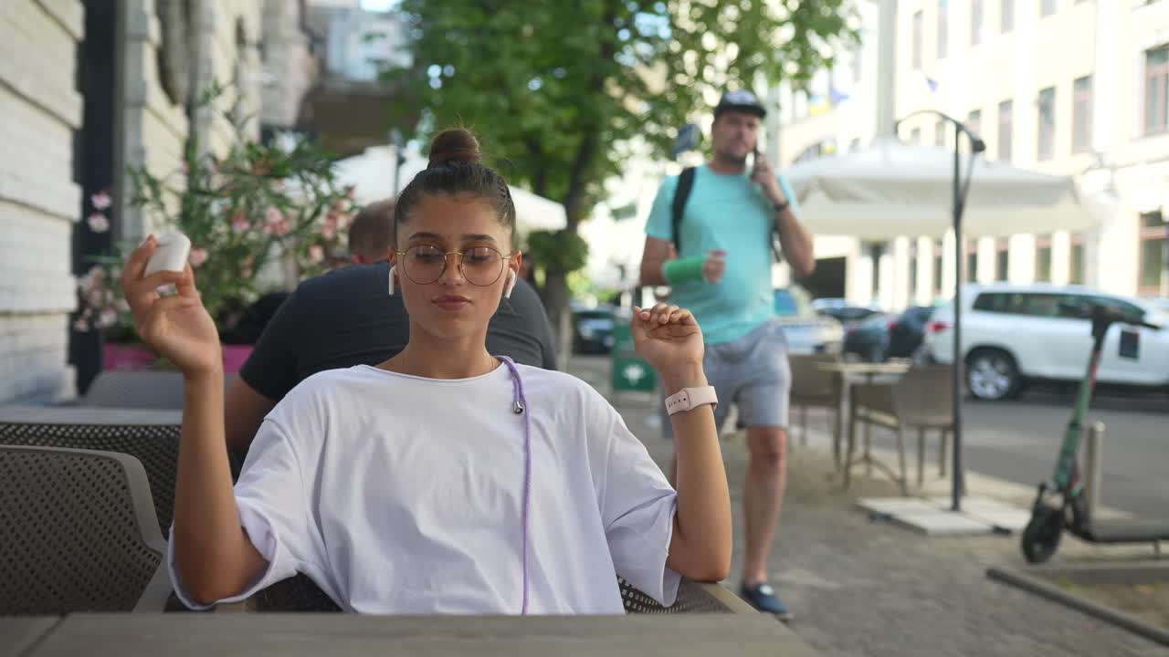 Joven relajándose en una cafetería al aire libre