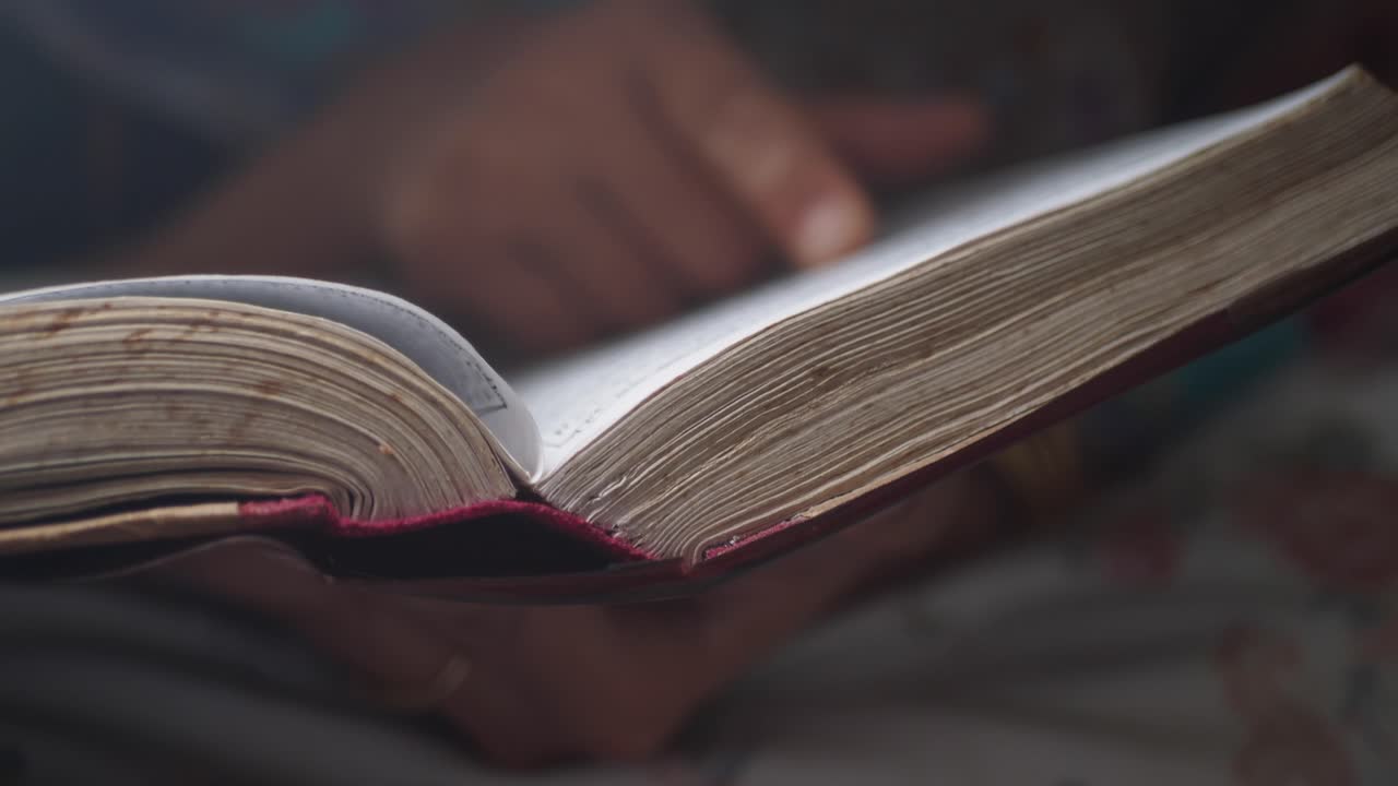 persona leyendo un libro antiguo