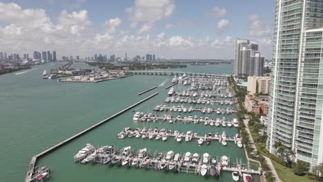 vuelo bajo sobre el puerto deportivo de miami beach, el centro de miami visto a distancia