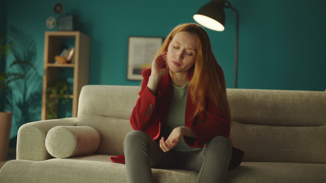 긴장하고 외로운 여자가 생각하고