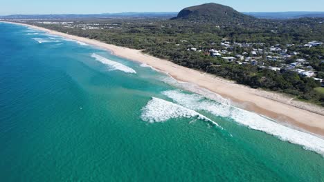 Vista-Aérea-De-La-Playa-De-Yaroomba-Y-Mt-Coolum-En-La-Costa-Del-Sol,-Queensland,-Australia---Disparo-De-Drones