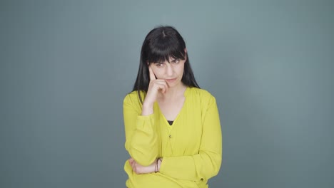 카메라를 향한 사려 깊은 여성이 아이디어를 떠올립니다.