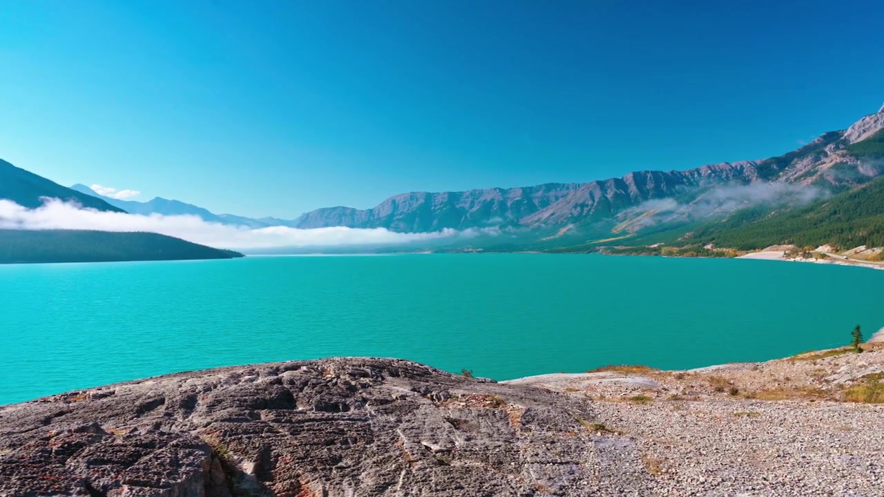 Kanada Kayalıkları, Alberta manzaralı Abraham Gölü'nün parlak turkuaz suyu.