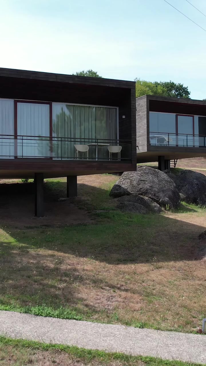 Architettura e costruzione di un edificio moderno. Video verticale.