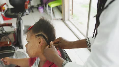 Hombre-Africano-Haciendo-Una-Trenza