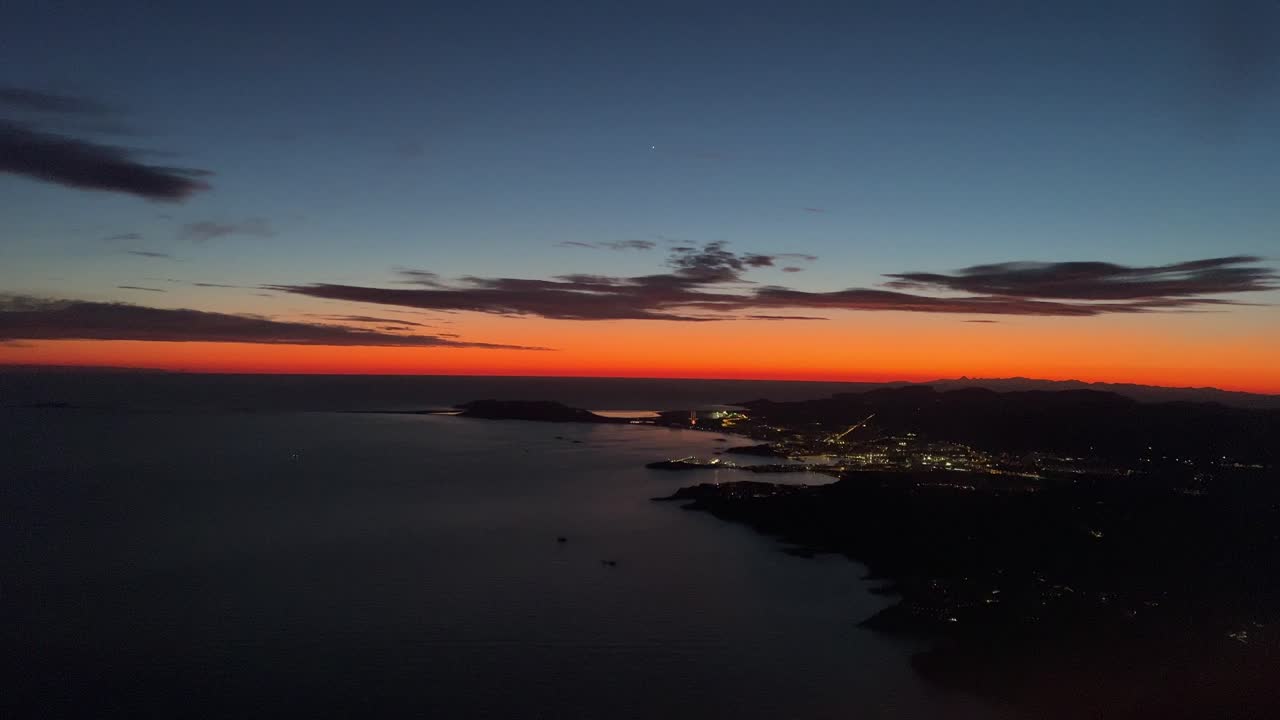espectacular puesta de sol roja sobre la isla de ibiza, españa, en una fría noche de invierno