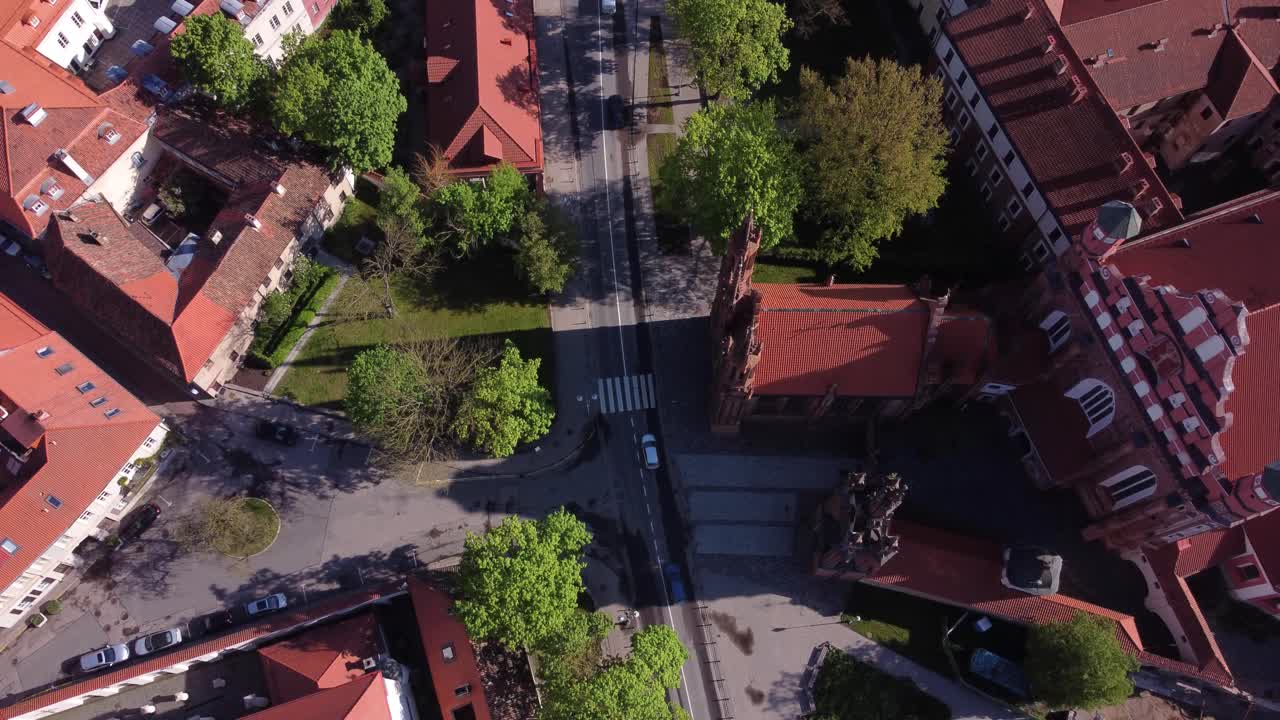 vista aérea de arriba hacia abajo del casco antiguo de vilnius cerca de la iglesia de santa ana, lituania
