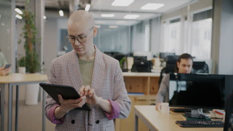 mujer usando tableta en la oficina moderna