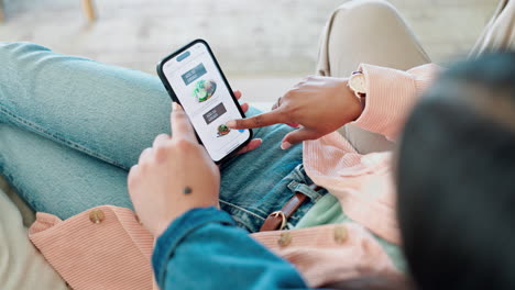 pareja, manos y pantalla de teléfono de entrega de alimentos