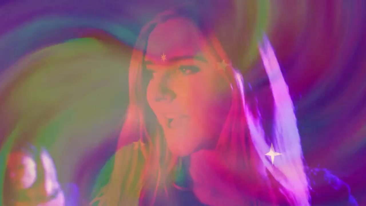 Cantante donna che si china sorridendo e cantando, creando stelle pulsanti e luci vorticose sul viso per la musica.