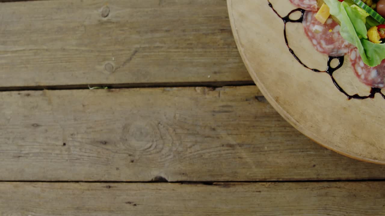 World-map fading in, HUD icons popping, board centering, salad revealing, overlays showing data