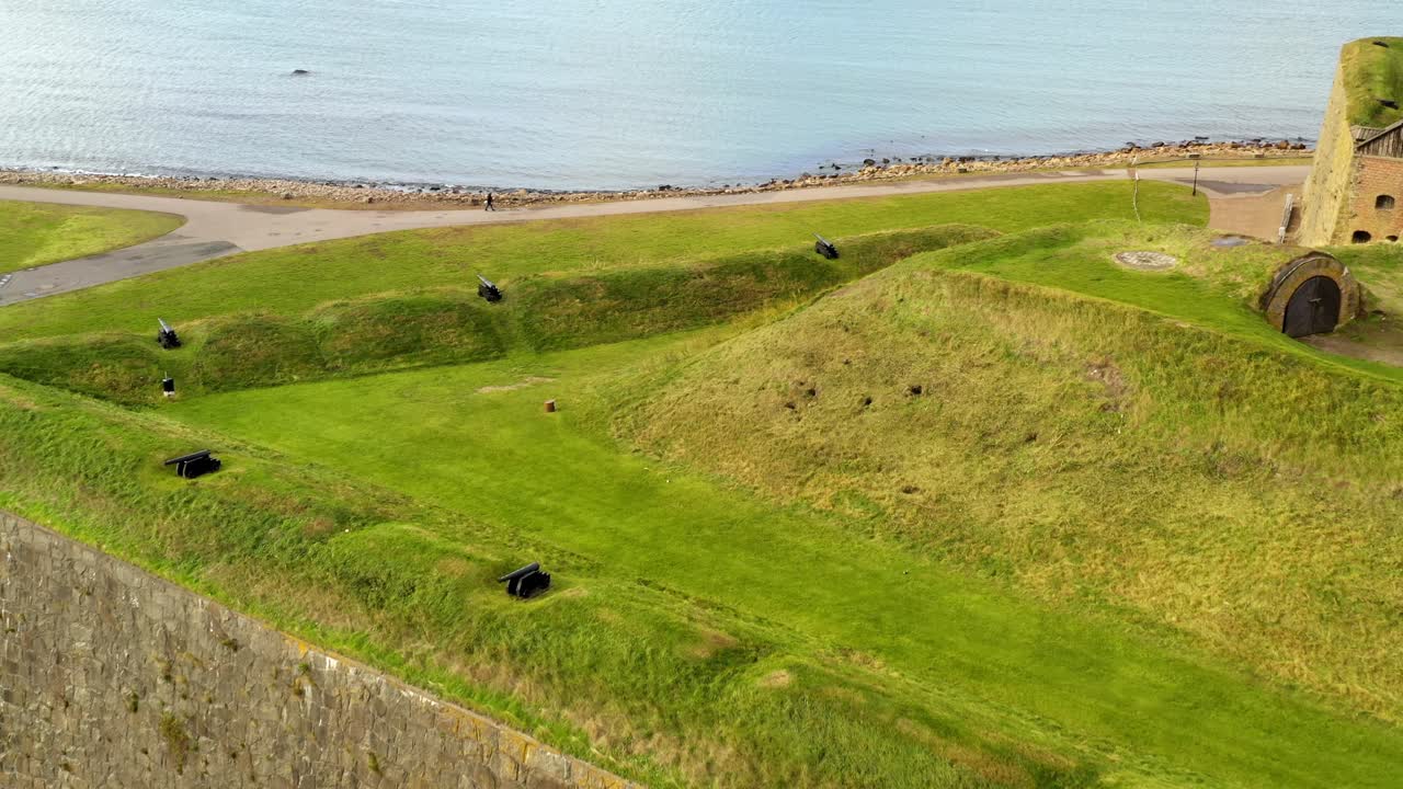 Flygfoto över gamla fästningskanoner vid havet
