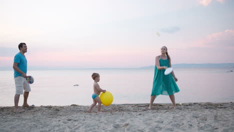 Junge-Familie-Spielt-Tennis-Am-Meer