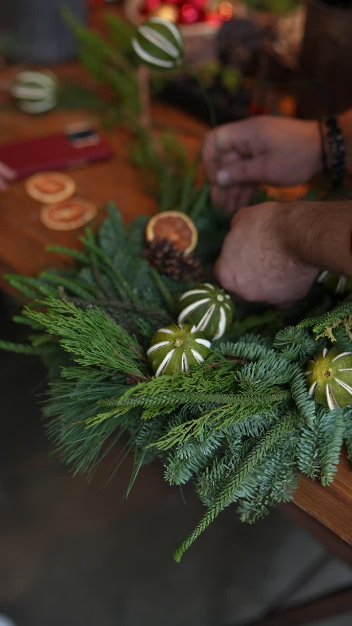 la creación de una corona navideña festiva