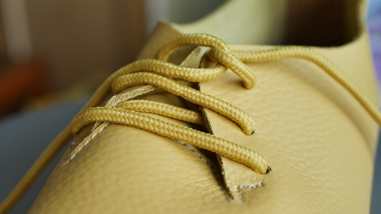 이 있는 세련된 노란색 여성 가죽 신발