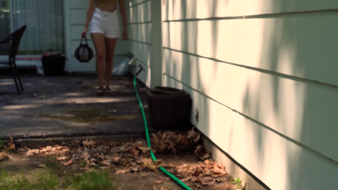 vista en ángulo, de, un, mujer joven, irse, con, un, vela