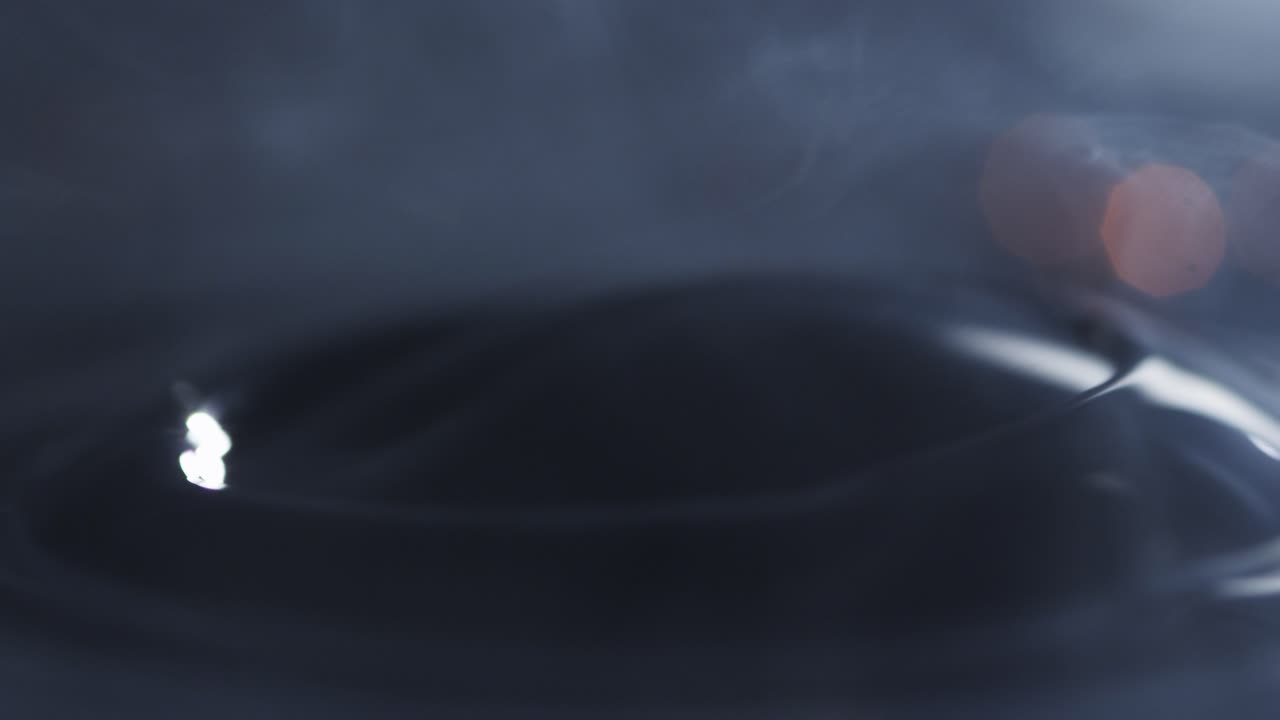 기름을 통해 거품이 이는 가스의 클로즈업