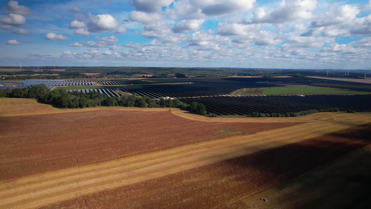 amplia toma aérea del campo de trigo dorado y modernas unidades fotovoltaicas en el fondo