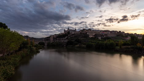 Sunset-Panoramic-timelapse-of-Toledo-imperial-city,-Spain