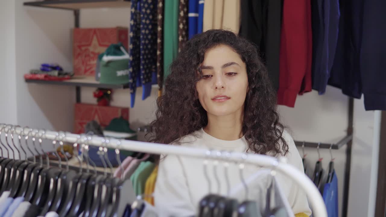 mujer comprando ropa en una tienda de ropa
