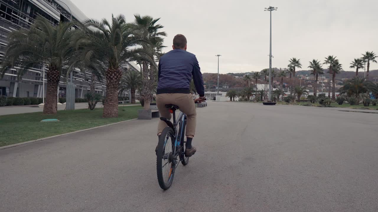 도시 공원에서 자전거를 타는 남자