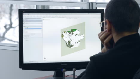 diseñador industrial desarrollando muestras industriales. tecnologías modernas
