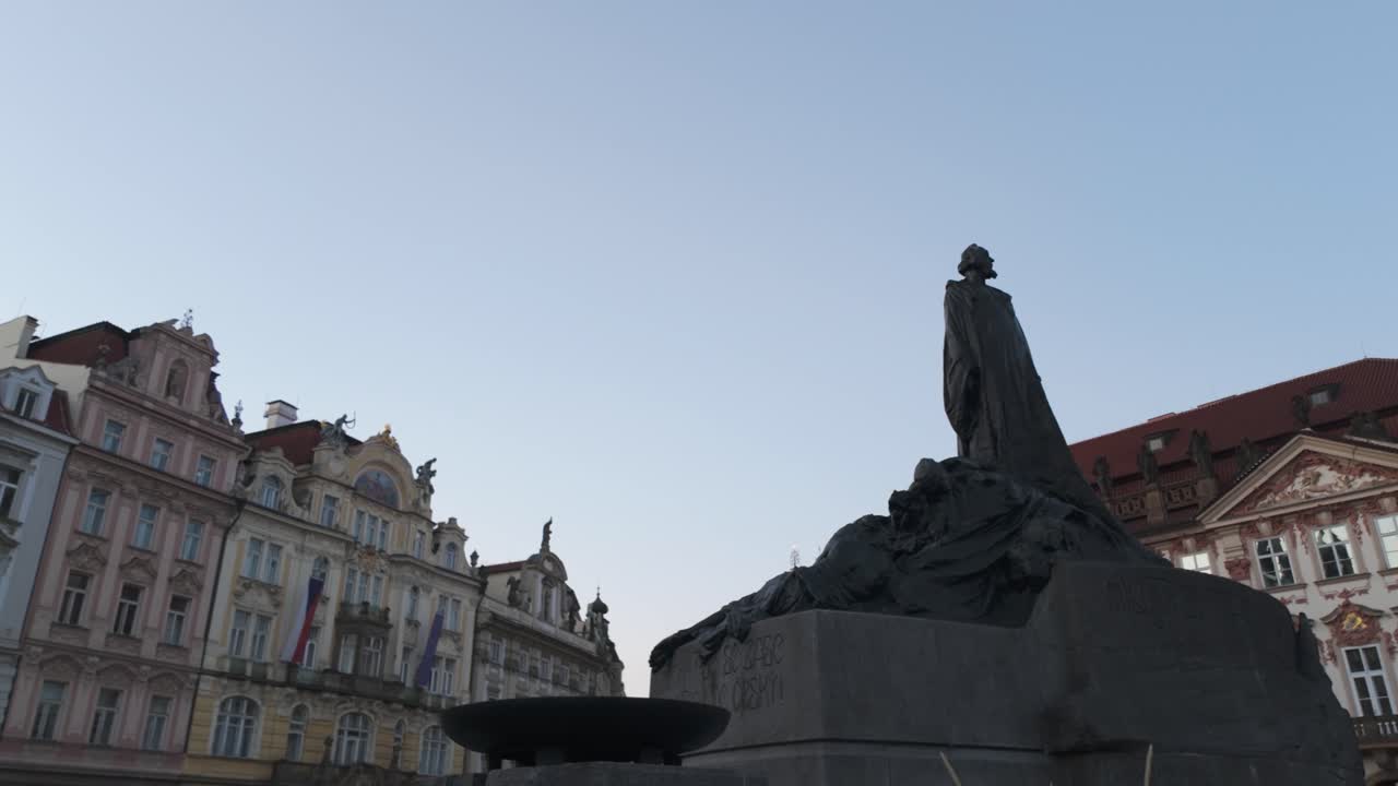 Monumento a Jan Hus e Chiesa di Nostra Signora di Týn nella Piazza della Città Vecchia di Praga