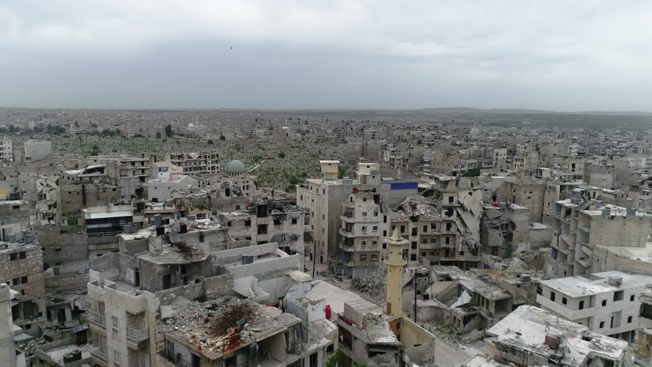 vista aérea con un dron sobre las casas en alepo bajo un cielo nublado. podemos ver los edificios y casas de la ciudad siria en ruinas después de la guerra 4k