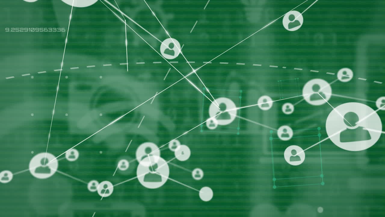 녹색 배경에  ⁇ 색으로 미디어와 연결된 사람 아이콘을 보여주는 인터페이스의 애니메이션