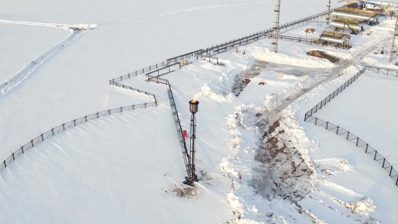 공중에서 볼 때 기름과 관련된 가스가 불타는 기름 불