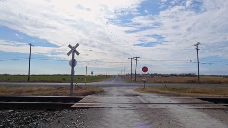 Timelapse-Filmado-En-Un-Cruce-De-Ferrocarril-En-La-Zona-Rural-Remota-De-Texas