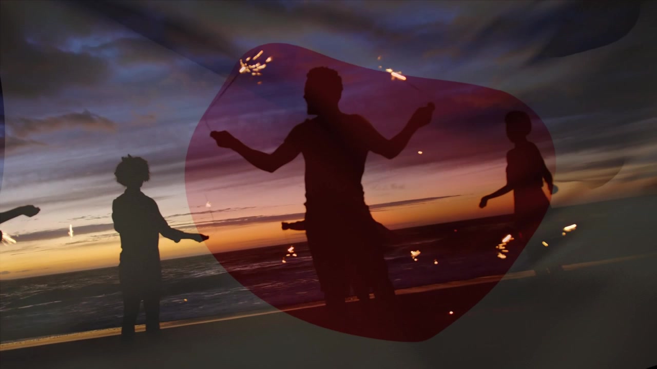 Animazione di luci incandescenti su un globo giallo che gira, sopra una donna afroamericana che cammina sulla spiaggia