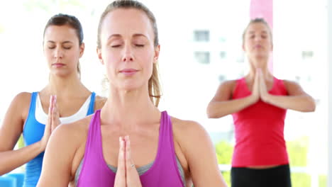 Mujeres-Atléticas-Sonrientes-Paradas-En-Posición-De-Yoga