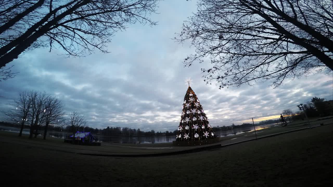 강-1 근처의 매력적인 크리스마스 트리 위에 극적인 구름