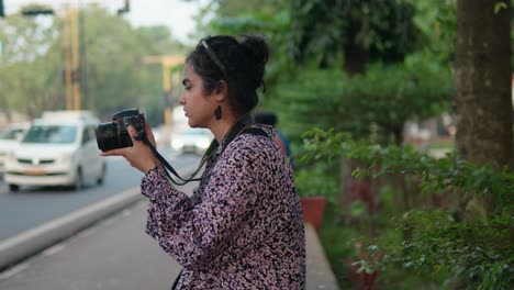 Mittlere-Aufnahme-Eines-Professionellen-Jungen-Indischen-Fotografen-Auf-Der-Straße