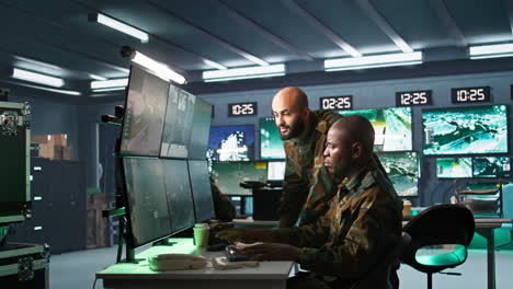 equipo de operadores de telecomunicaciones del ejército que utilizan equipos de radio y satélite