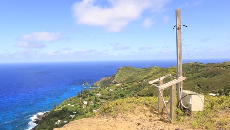 adamstown이 아래에 있는 pitcairn island의 tedside에 있는 높은 지점에 있는 빈 창백함