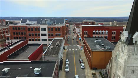 Disparo-De-Dron-Bajo---Volando-Por-Una-Calle-Del-Centro-De-La-Ciudad-En-Clarksville,-Tennessee