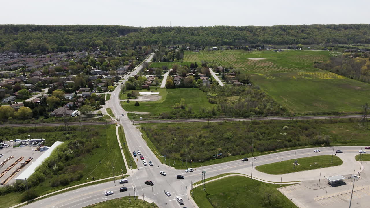 toma aérea hacia atrás que muestra el tráfico en el cruce de la autopista canadiense cerca de hamilton en verano