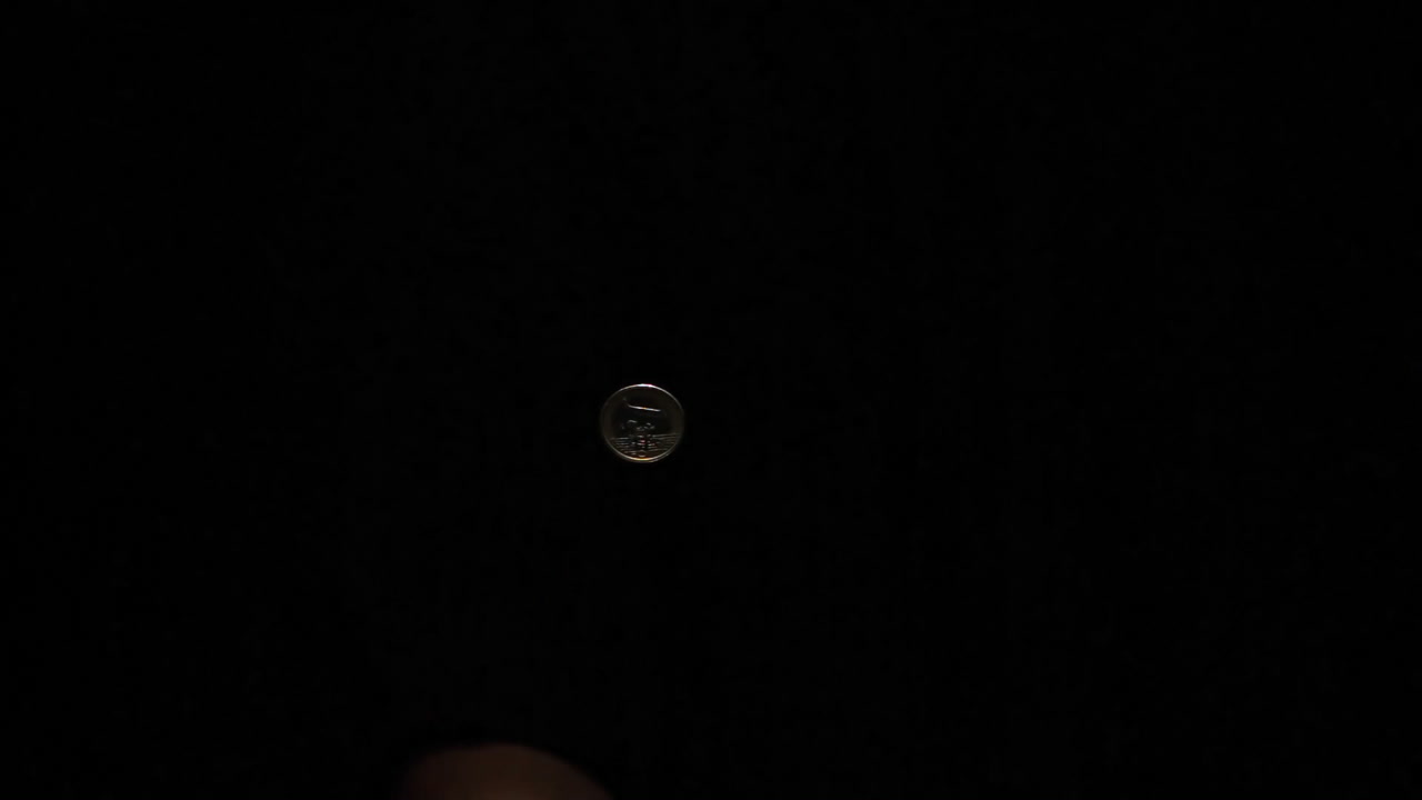 lanzar una moneda a la mano